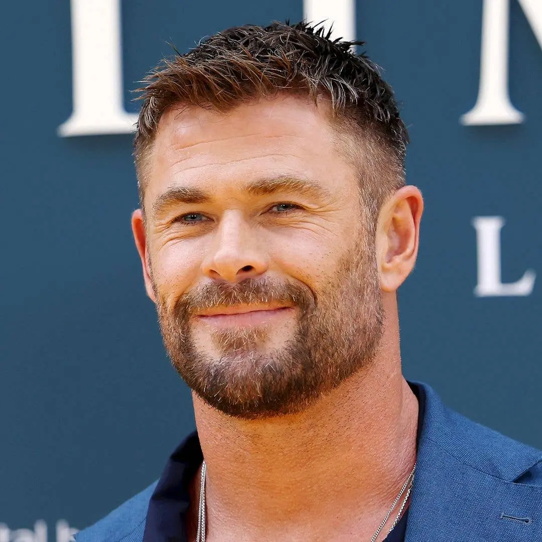 India Hemsworth, de 14 anos, venceu a competição de montaria de touros, sendo a única garota competidora. É um momento …