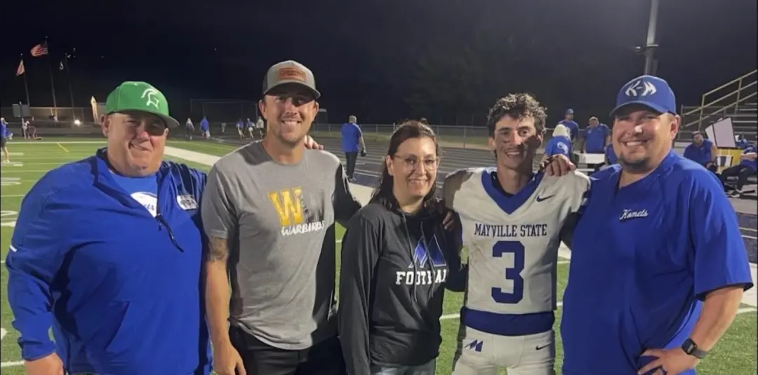 Matt Donovan, quarterback de Mayville State, mostrou sinal positivo depois da retirada do tubo de respiração. A família…