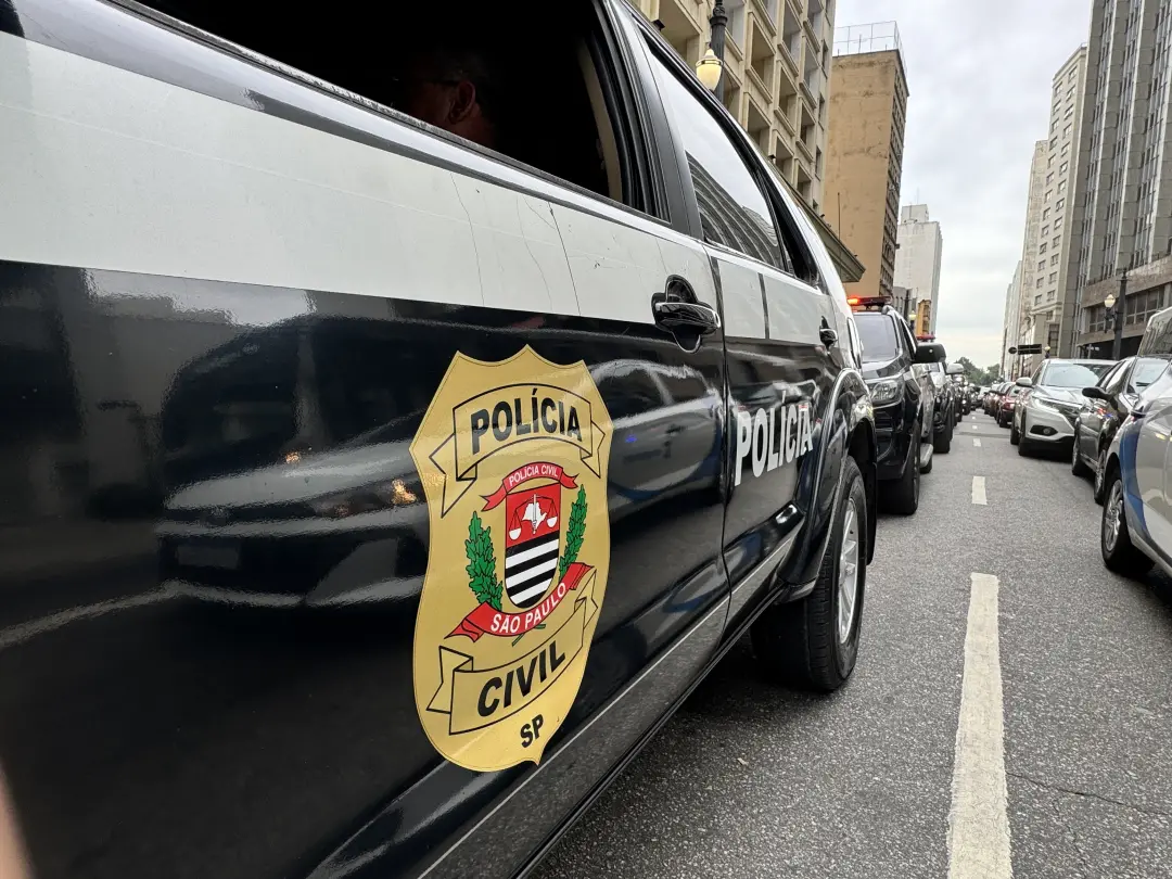 Vila Ré, Zona Leste de São Paulo, uma mulher de 51 anos foi baleada em casa nesta quarta. O marido, ex-PM, foi preso po…