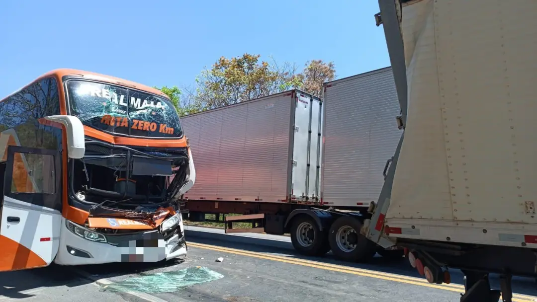Seis feridos em acidente envolvendo duas carretas e ônibus na BR-251 em Salinas. O acidente mostra o risco constante de…