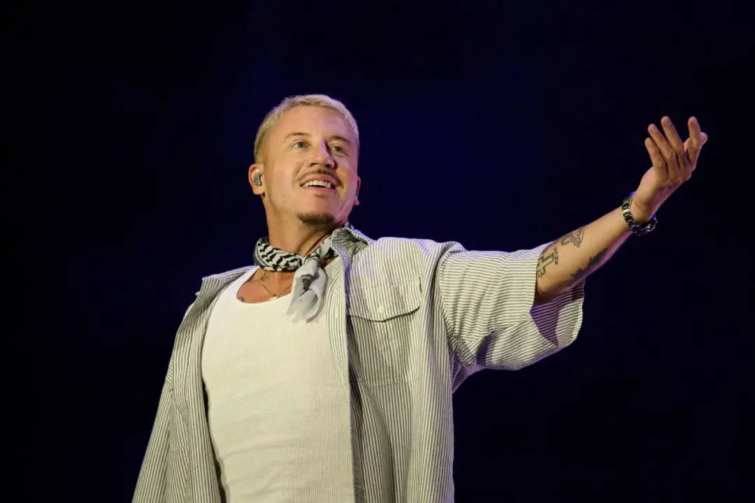 Macklemore vendeu todos os ingressos para as datas em Dublin, Paris e Londres. A ideia de que arte é resistência faz se…