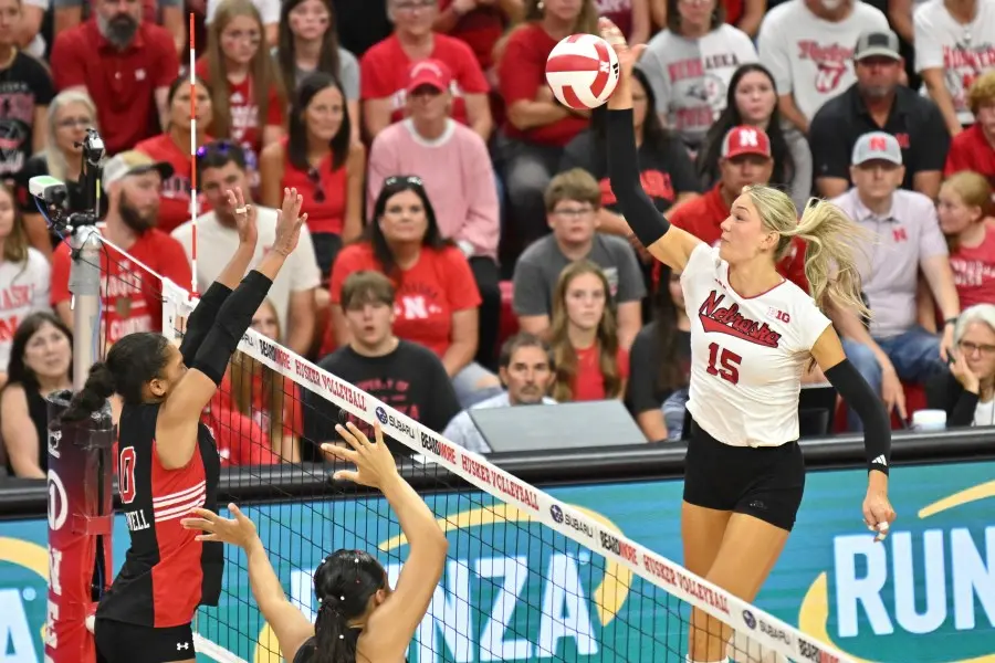Nebraska venceu Rutgers e Ohio State e tá com 13 vitórias e zero derrotas na Big Ten. A equipe ainda tá buscando melhor…