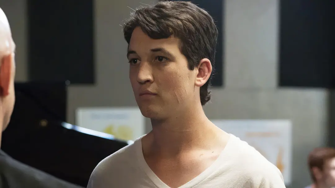 Whiplash, de 2014, mostra a jornada de um jovem baterista de jazz sob a tutela de um professor exigente em uma conserva…