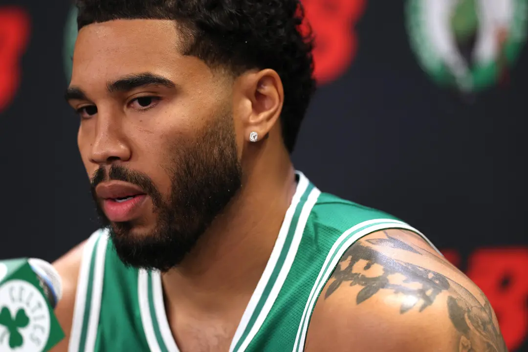 Jayson Tatum organizou treinos em Los Angeles com outros jogadores dos Celtics pra montar química do time. O Paul Georg…