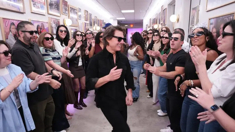 Tom Cruise dançando no Spirit Tunnel em The Jennifer Hudson Show. Ele disse que quem não curte o túnel não está vivo. A…