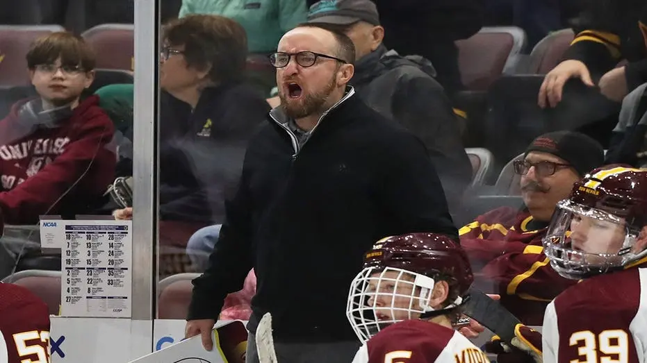 Greg Powers, técnico de hóquei da Arizona State, foi colocado em licença remunerada enquanto a universidade investiga u…