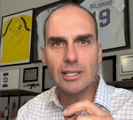 Eduardo Bolsonaro diz que vai ficar na cola de diplomatas que sabotaram o governo do pai se Flávio for eleito president…