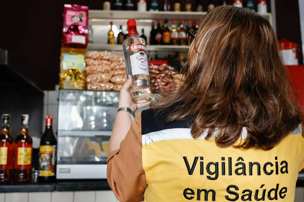 Dupla denunciada por vender vodca adulterada com metanol, causando perda total da visão em vítima em Guarulhos. Prioriz…