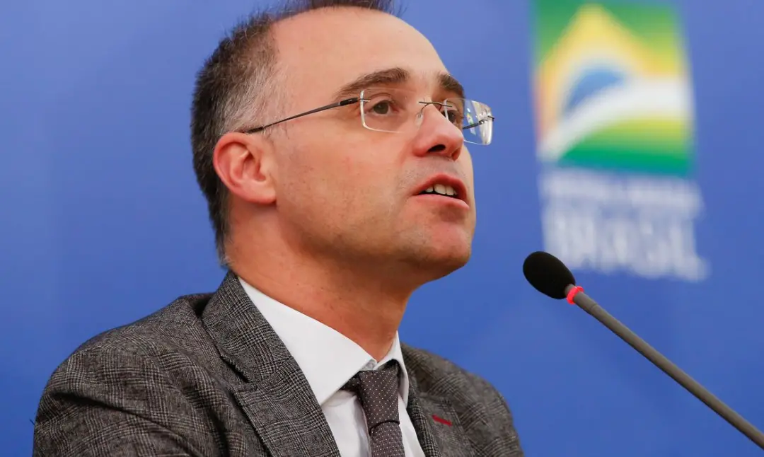 Mendonça devolveu a propaganda de rádio e TV de Ciro Gomes no Ceará. A suspensão anterior interferia muito na disputa e…