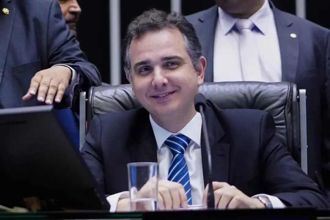 Rodrigo Pacheco assume como ministro do TCU em Brasília. Essa nomeação, vinda do Senado, chama a atenção pra fiscalizaç…