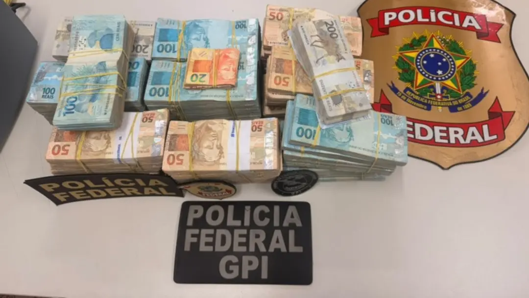 R$ 830 mil apreendidos com um homem perto de agência bancária em José de Freitas, Piauí. Movimentar esse valor assim mo…