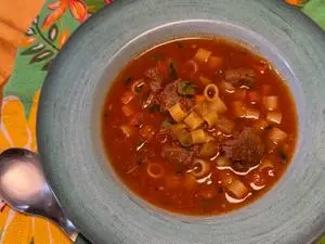 Receita com carne e macarrão é tratada como janta, finalizando o debate sobre o assunto. Pra mim, o que importa é a pra…