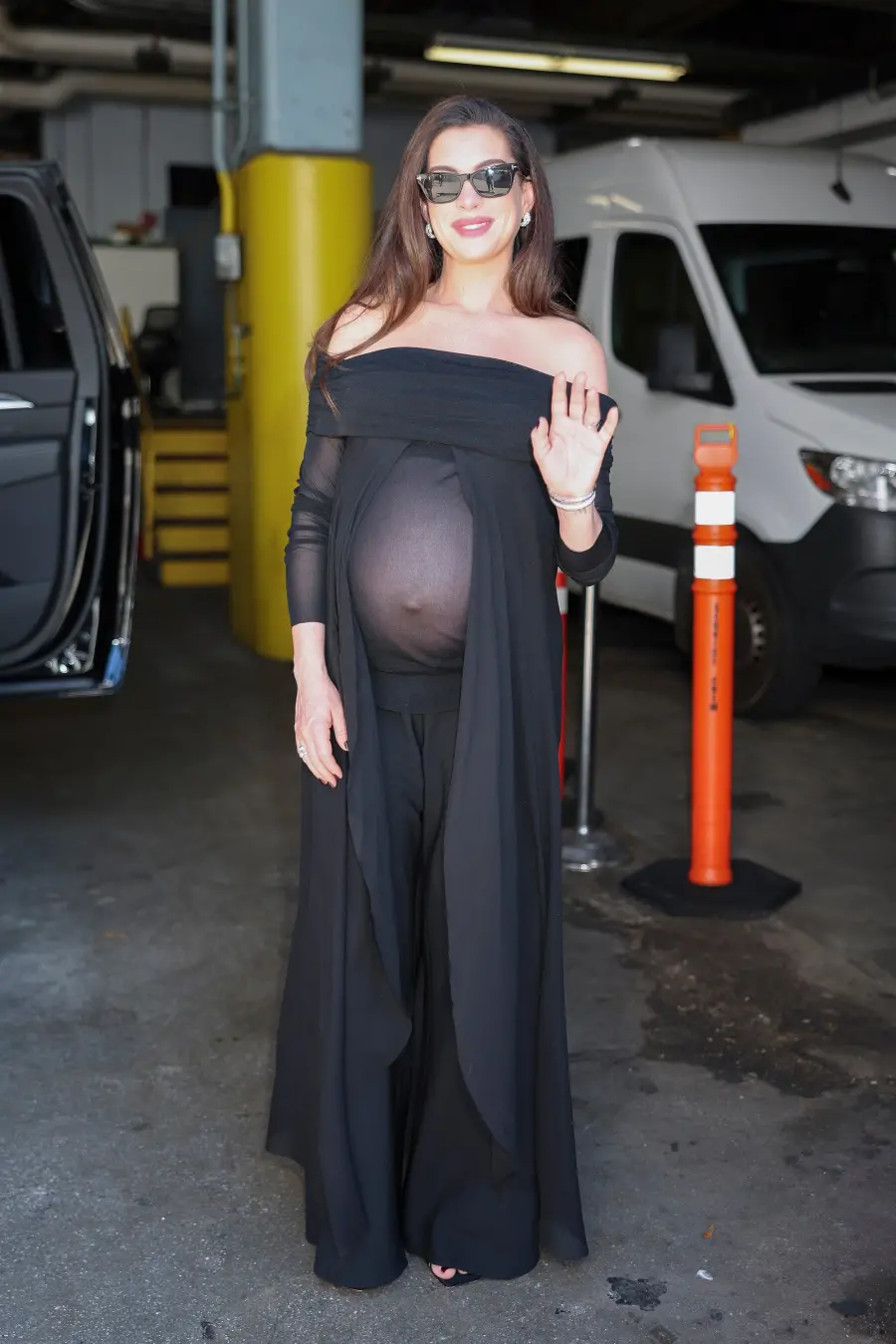 Anne Hathaway mostrou um look para a Drew Barrymore Show com uma janela no visual que expõe a barriga. Acho que é inter…