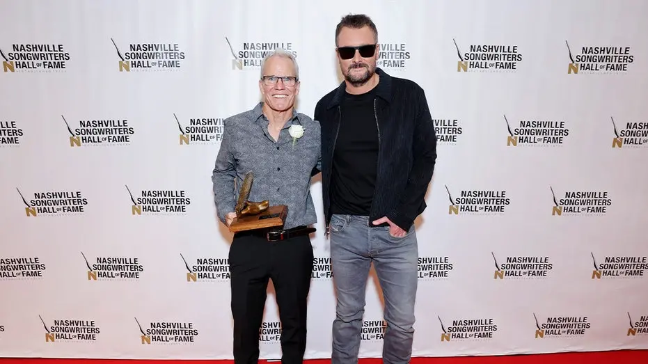 Casey Beathard, compositor country, falou sobre a morte de seu filho Clay em Nashville. Ele diz que a fé o ajudou a per…