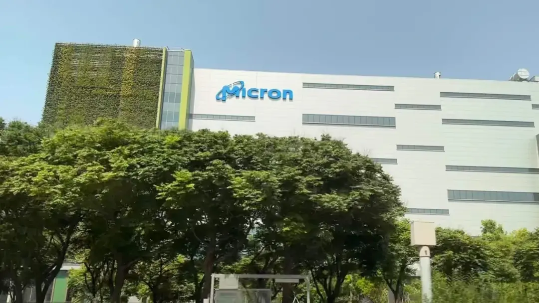 Micron fez US$ 54,23 bilhões em receita no quarto trimestre, superando projeções por causa da demanda por IA. É um sina…