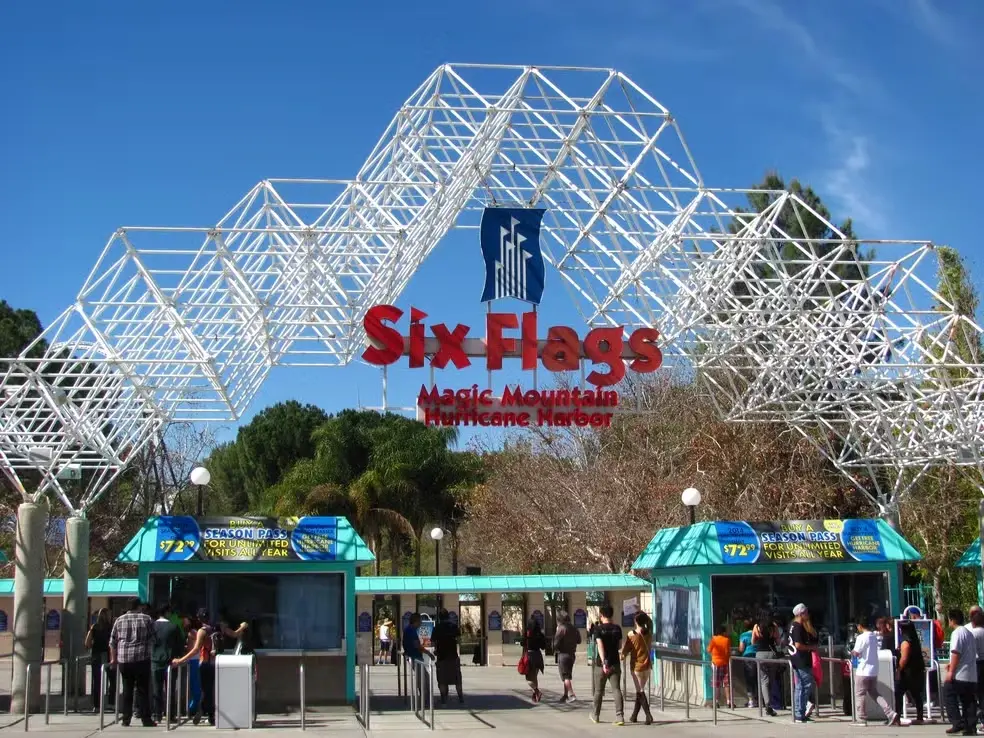Travis Kelce investiu 200 milhões de dólares na Six Flags, mas o investimento sofre pressão por conta de problemas na m…