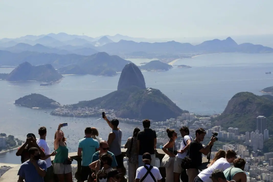 R$ 22,5 bilhões movimentados pelo turismo no Rio de Janeiro nos oito meses iniciais de 2026. O aumento de 5% no fluxo, …