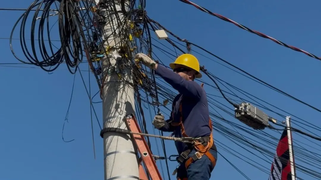 Mais de 200 toneladas de fios irregulares foram removidas em Goiânia pela Operação Cidade Segura. Organizar essa rede a…