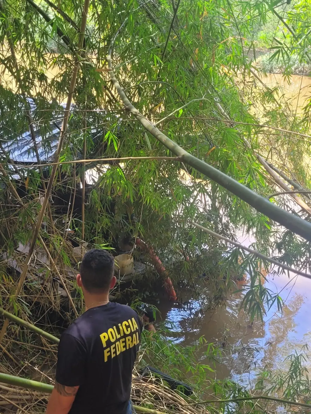 Três balsas usadas pra extração ilegal de ouro foram localizadas no Rio Muriaé no Norte Fluminense. A fuga dos trabalha…