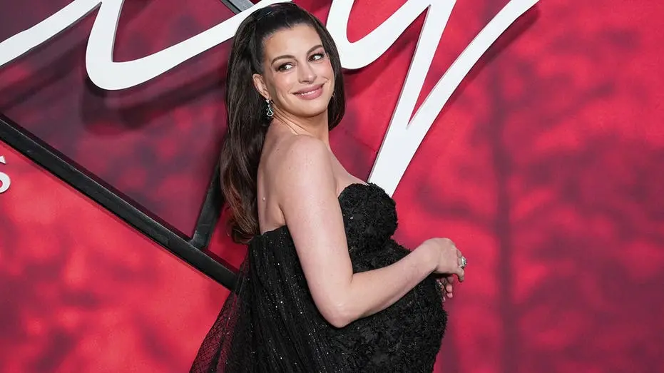 Anne Hathaway controlou o tapete vermelho na estreia do filme Verity, dando instruções aos fotógrafos sobre os melhores…