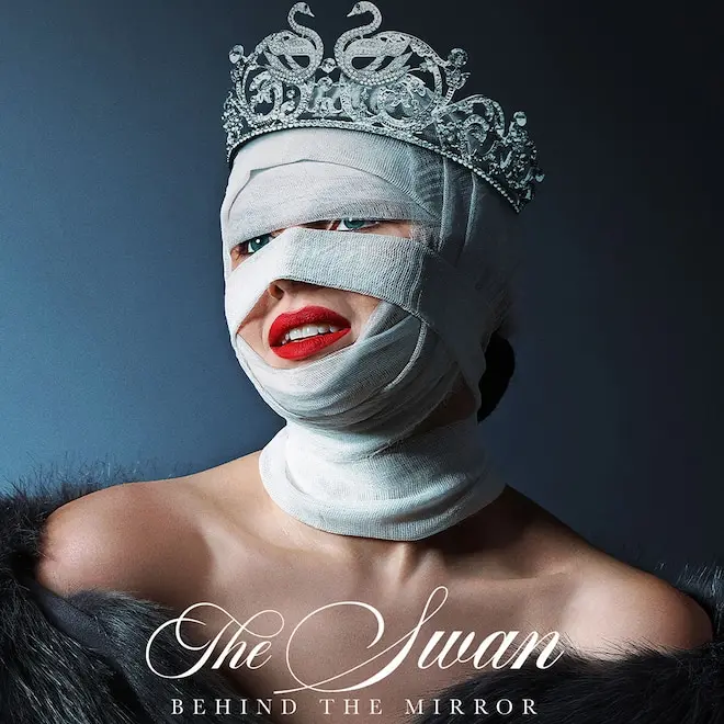 The Swan: Behind the Mirror explora como a série de realidade The Swan se tornou controversa. A série, que promovia a t…