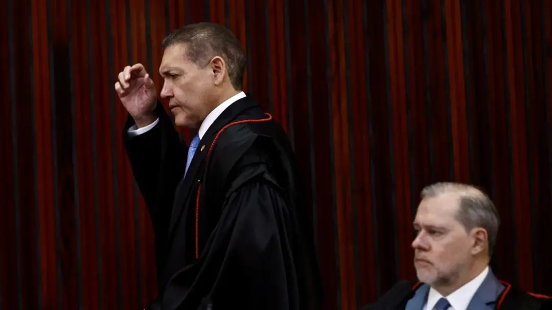 TSE tem 3 a 1 para suspender posts ligando Flávio Bolsonaro a proposta de mudar Nossa Senhora Aparecida de padroeira. A…