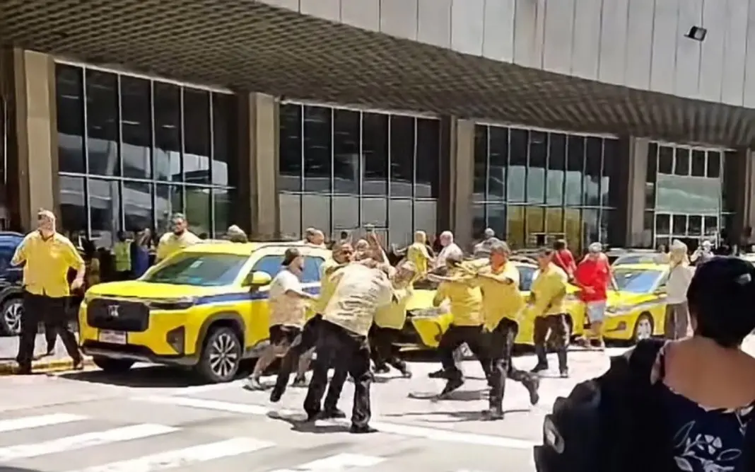 Confusão entre cerca de 20 taxistas ocorreu no Galeão, na Ilha do Governador. A situação começou na retirada do ponto d…