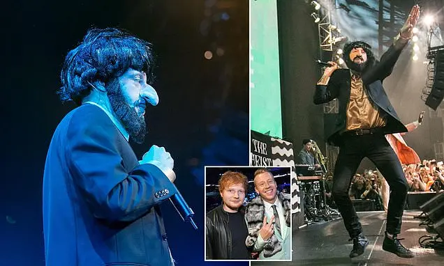 Macklemore apareceu no palco com nariz falso, barba e chapéu anos atrás, gerando forte reação. A performance, mesmo há …