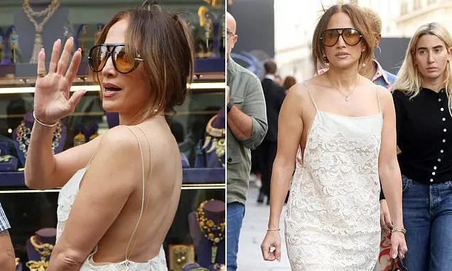 Jennifer Lopez, aos 57 anos, pedindo para os paparazzi relaxarem durante a Semana de Moda em Paris. A insistência const…