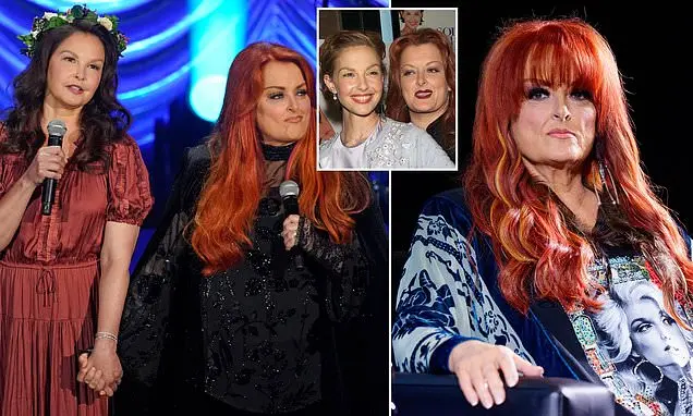 Wynonna Judd parou de falar com a irmã Ashley. É triste ver laços familiares se rompendo assim, porque a arte e a famíl…