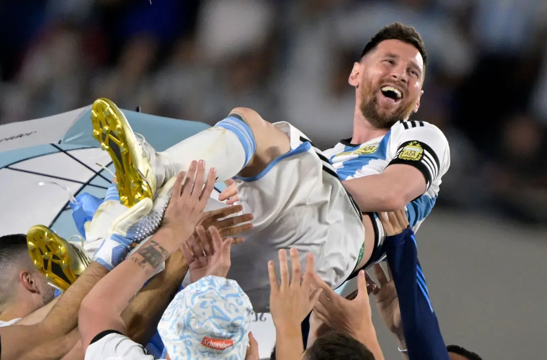 Messi, o craque, vai receber título de Doutor Honoris Causa da Universidade de Buenos Aires. A honraria reconhece a tra…