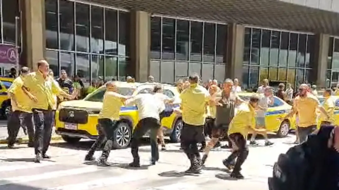 Galeão. Taxistas de cooperativas e motoristas do Táxi Rio trocaram socos e chutes no aeroporto durante a retirada de po…