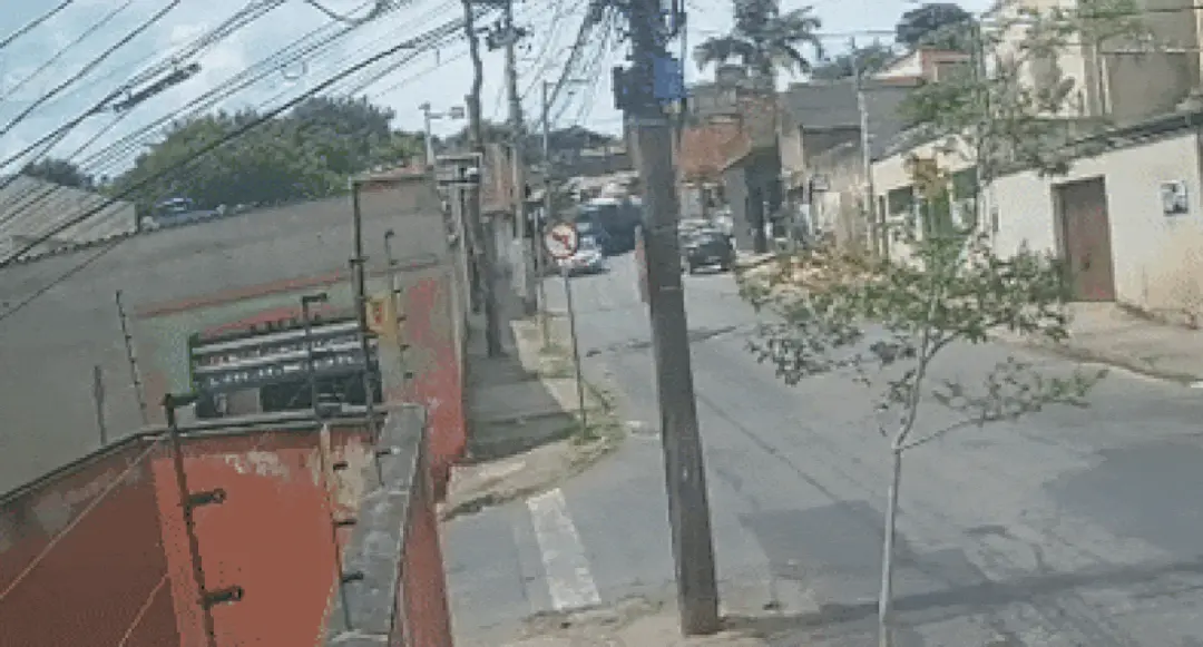 Trinta e oito residências sem luz depois de caminhão derrubar poste no bairro Havaí, em Belo Horizonte. É um caos peque…