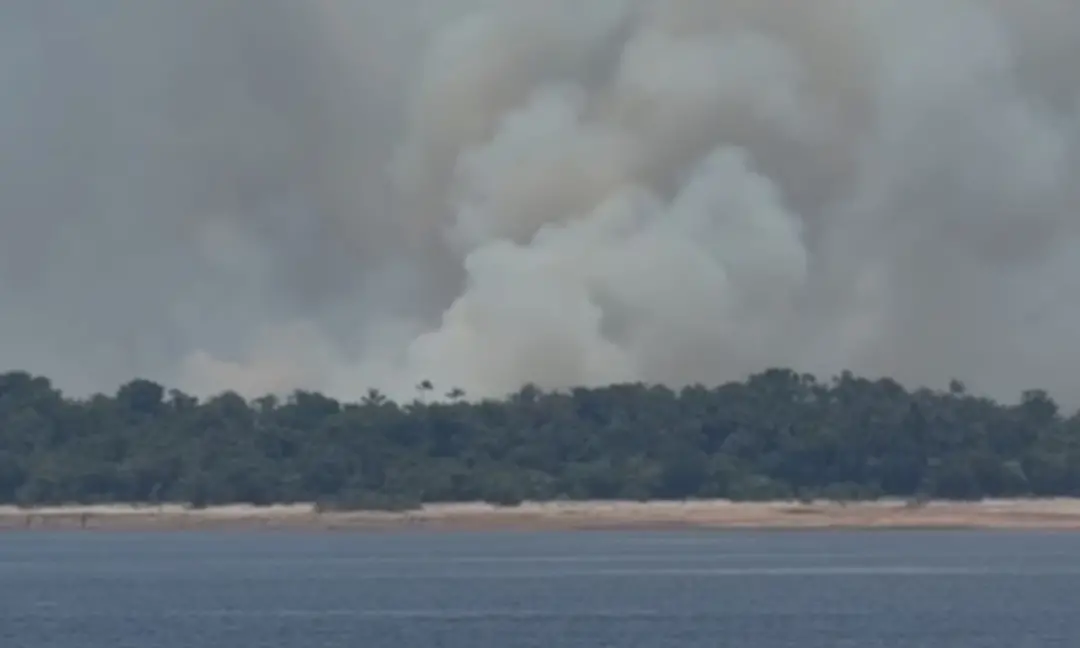 Forte incêndio atinge área de vegetação na AM-070, distrito de Cacau Pirera. Mais um fogo grande na região, mostrando a…