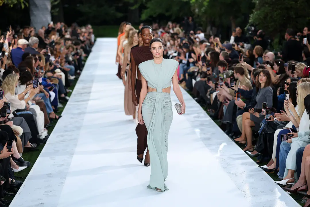 Miranda Kerr voltou à passarela depois de quase dez anos, junto de veteranas como Karlie Kloss e Amber Valletta. Essa v…