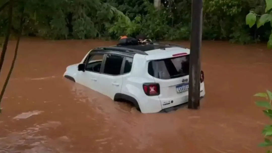 Panambi, Rio Grande do Sul, teve um casal resgatado depois do carro ser arrastado pela correnteza. A tentativa de passa…