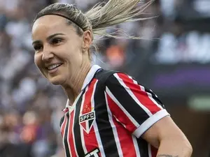 Gi Crivelari, artilheira, é vista pelo Corinthians brilhar no São Paulo. Achei interessante ver como o mercado de futeb…