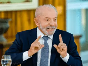 Lula no podcast Flow no horário do debate da Globo. A exposição em um formato como esse mostra a necessidade de diálogo…