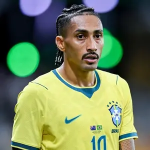 Endrick ou Pedro são os nomes citados como possíveis substitutos para Raphinha. Eu entendo a busca por um jogador com p…