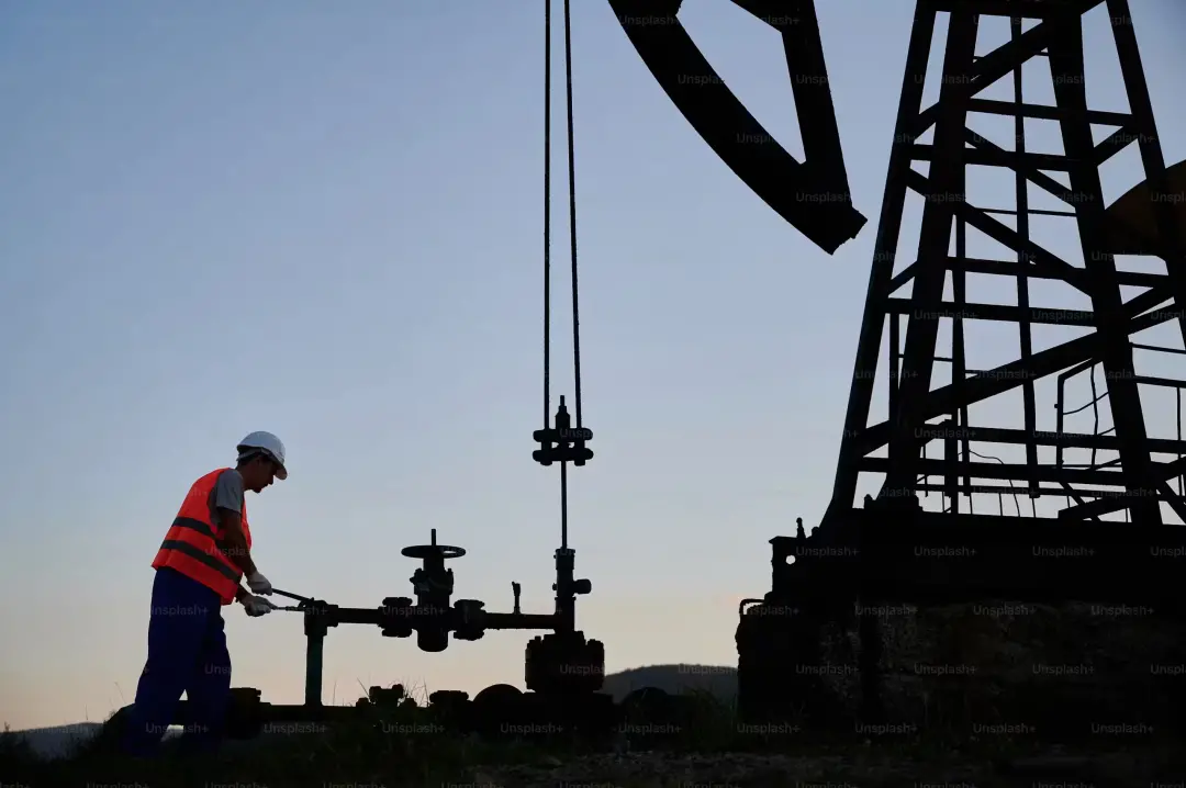 Brent subiu 1,94% e fechou em US$ 98,03 por barril. Essa alta vem das tensões no Oriente Médio e dos relatos de ataques…