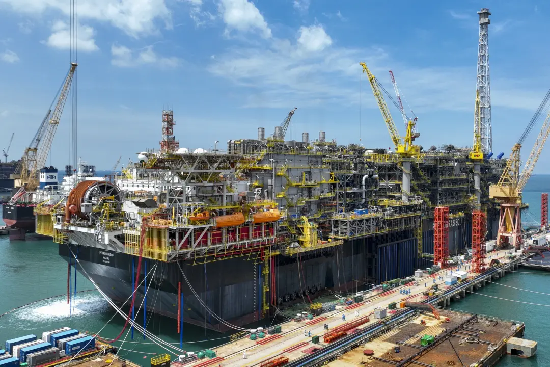 P-80, plataforma da Petrobras, saiu de Singapura rumo a Búzios com capacidade para 225 mil barris por dia. Esse projeto…