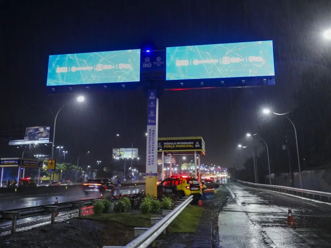 Estrada do Galeão ganha a quarta estrutura da Muralha Digital, um sistema que usa leitura automática de placas pra moni…