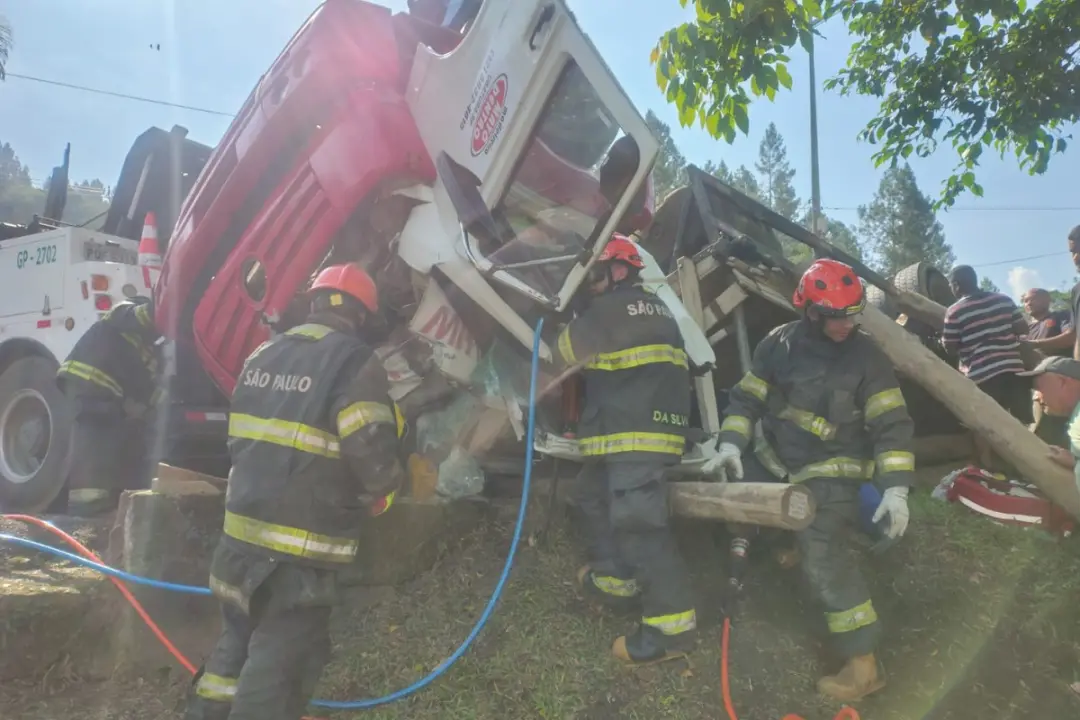 Tráfego na Rodovia dos Tamoios interditado depois de caminhão com troncos tombar no km 81 em Caraguatatuba. A situação …