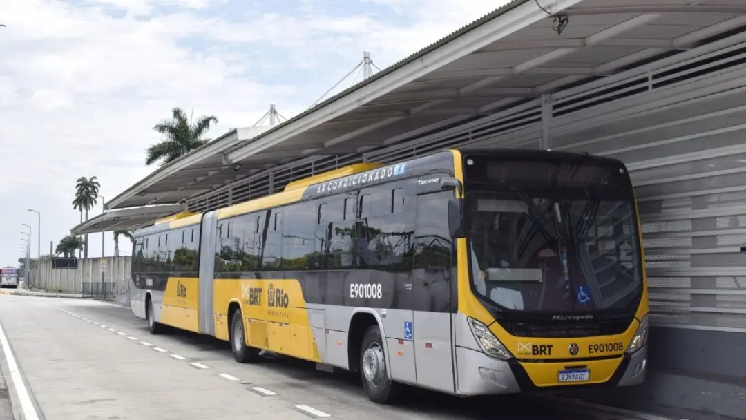 Flavio de Abreu Lira, 53 anos, morreu baleado dentro de um ônibus BRT em Jacarepaguá, no Rio de Janeiro. A polícia apon…