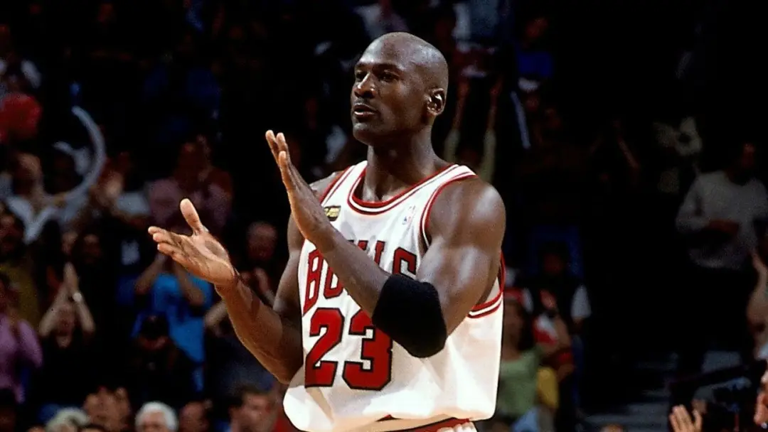 Jersey do Game 3 da final de 98 de Jordan foi vendida por 12,26 milhões de dólares. O valor reflete o status lendário d…