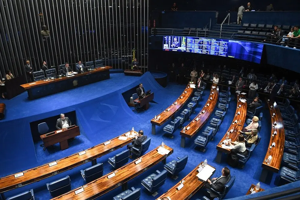 Três senadores por estado, a regra fixa do Senado Federal. Essa paridade busca garantir que estados menores tenham voz,…