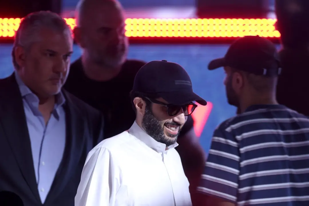 Turki Alalshikh soltou um comentário estranho sobre Dua Lipa na coletiva do Fury contra Joshua. Ele falou que Londres a…