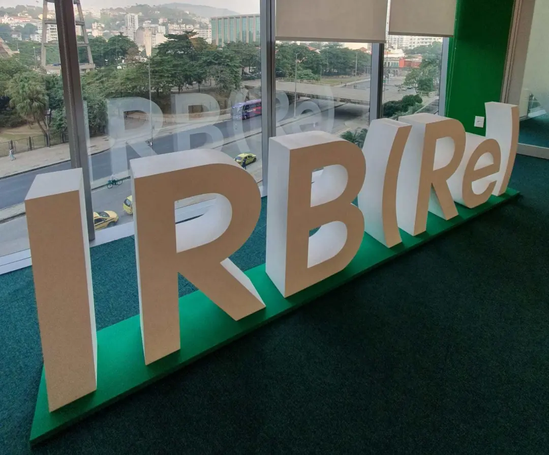 Lei 15.525/2026 sancionada reduz a carga tributaria do IRB, com alíquotas indo para 34% em 2027 e 24% em 2030. A mudanç…