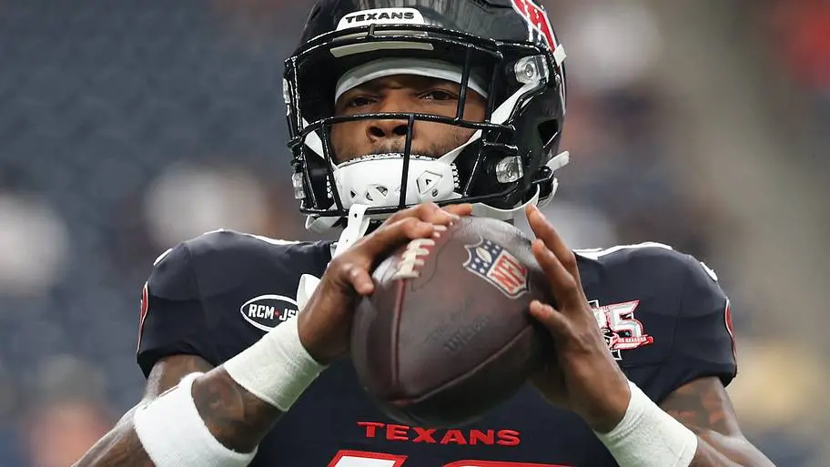 Nico Collins retornou aos treinos com lesão no isquiotibial. É um passo grande, mas o histórico dessa lesão exige caute…