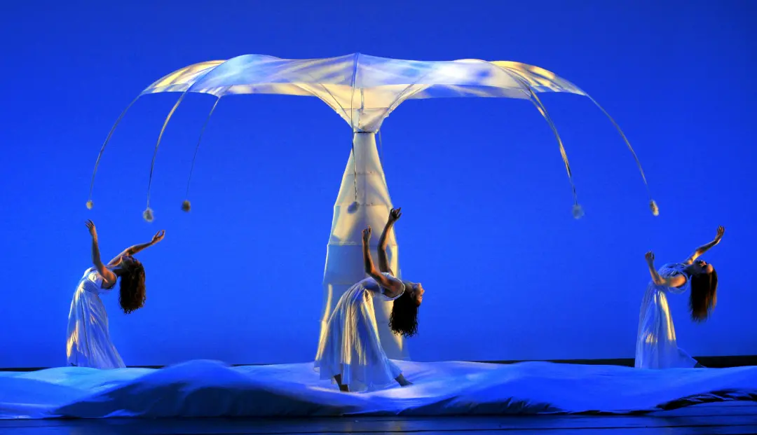 Botânica, no Theatro Municipal do Rio, trouxe a sutileza da natureza com a coreografia de Moses Pendleton. Ver a dança …